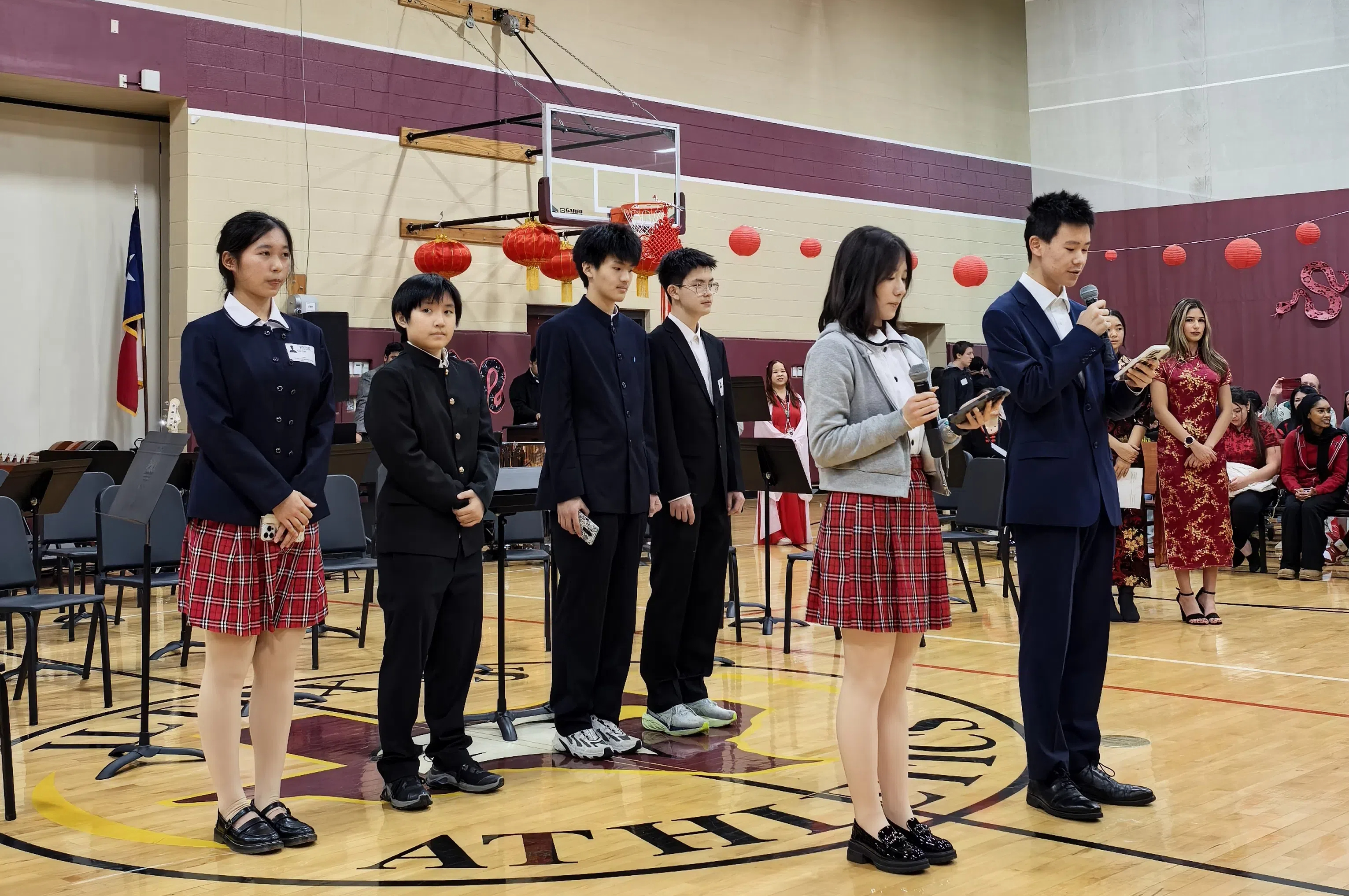 10bet在线同学在德州国际学校晚会上表演.jpg